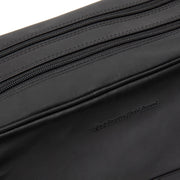 Close-Up Detail of Classic Collar &amp; Heavy-Duty Zipper Hardware on Stefan Full-Grain Leather Toiletry Bag til Kvinder