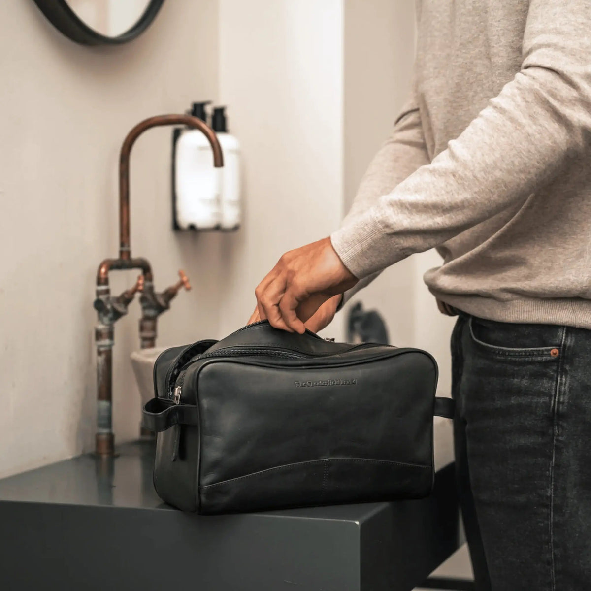 Stefan Full-Grain Leather Toiletry Bag til Kvinder - Lateral Side Profile View Showing Sleeve Cut &amp; Athletic Taper Fit