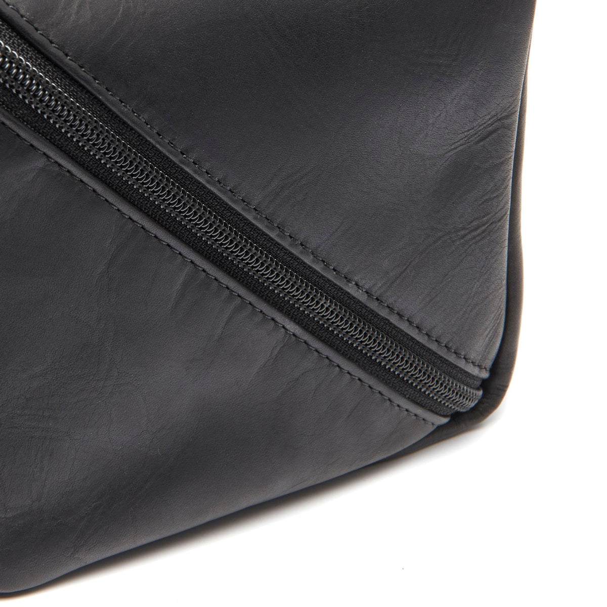 
Nærbillede of Classic Collar & Heavy-Duty Zipper Hardware on Trevia Toilettaske i læder