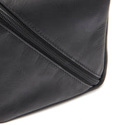 
Nærbillede of Classic Collar & Heavy-Duty Zipper Hardware on Trevia Toilettaske i læder