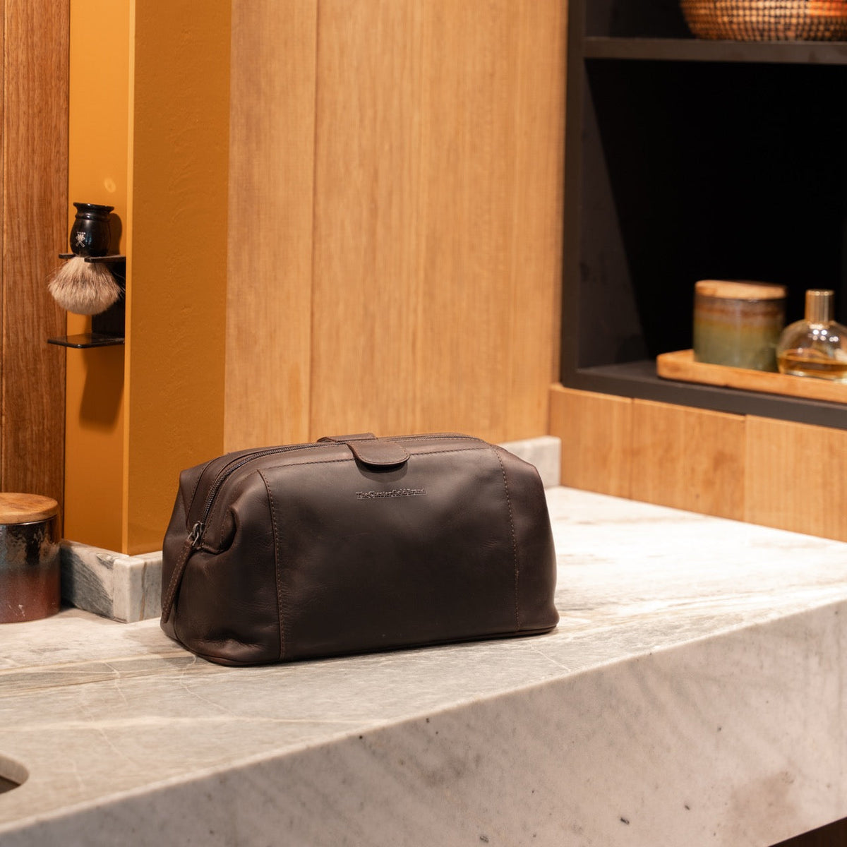 Styled Fit Perspective of Vince Full-Grain Leather Toiletry Bag til Kvinder on Model - Natural Daylight Drape