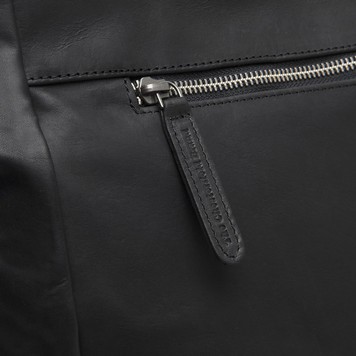 Solid Antique Brass Hardware &amp; Heavy-Duty Dual Zipper Detail on Berlin Full-Grain Leather Tote Bag til Kvinder