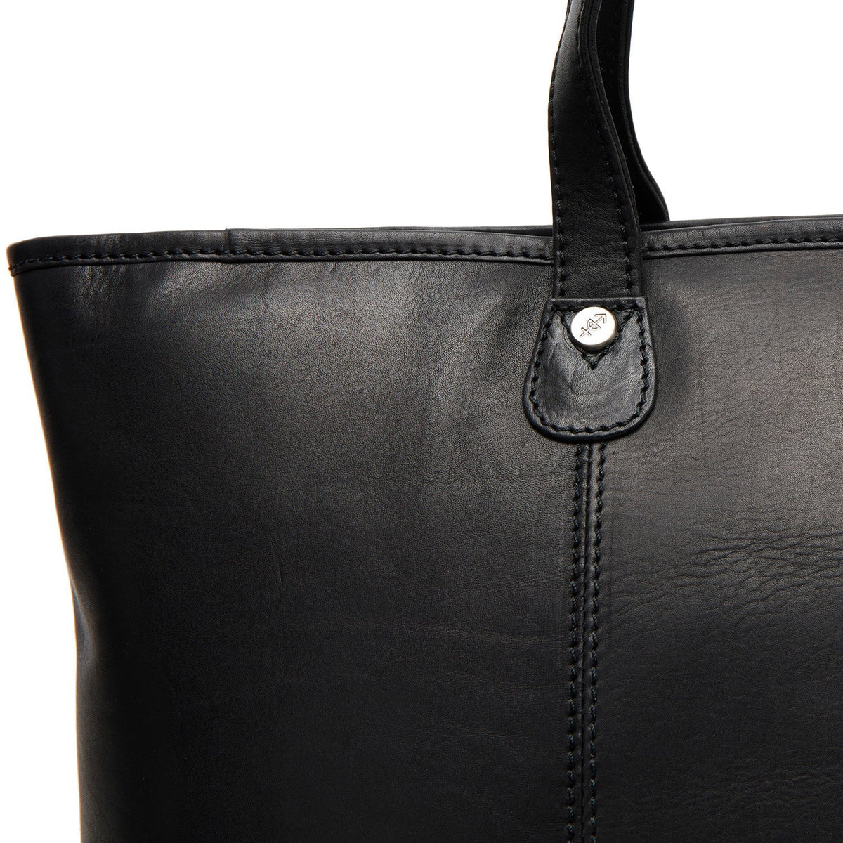
Solid Antique Brass Hardware & Heavy-Duty Dual Zipper Detail on Ferrera Tote bag i læder