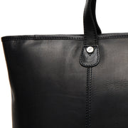 
Solid Antique Brass Hardware & Heavy-Duty Dual Zipper Detail on Ferrera Tote bag i læder