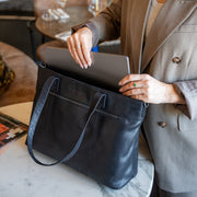 
Solid Antique Brass Hardware & Heavy-Duty Dual Zipper Detail on Osira Tote bag i læder