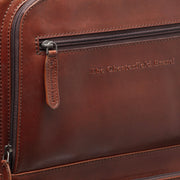 Close-Up Detail of Classic Collar &amp; Heavy-Duty Zipper Hardware on Leather Trolley San Marino til Kvinder