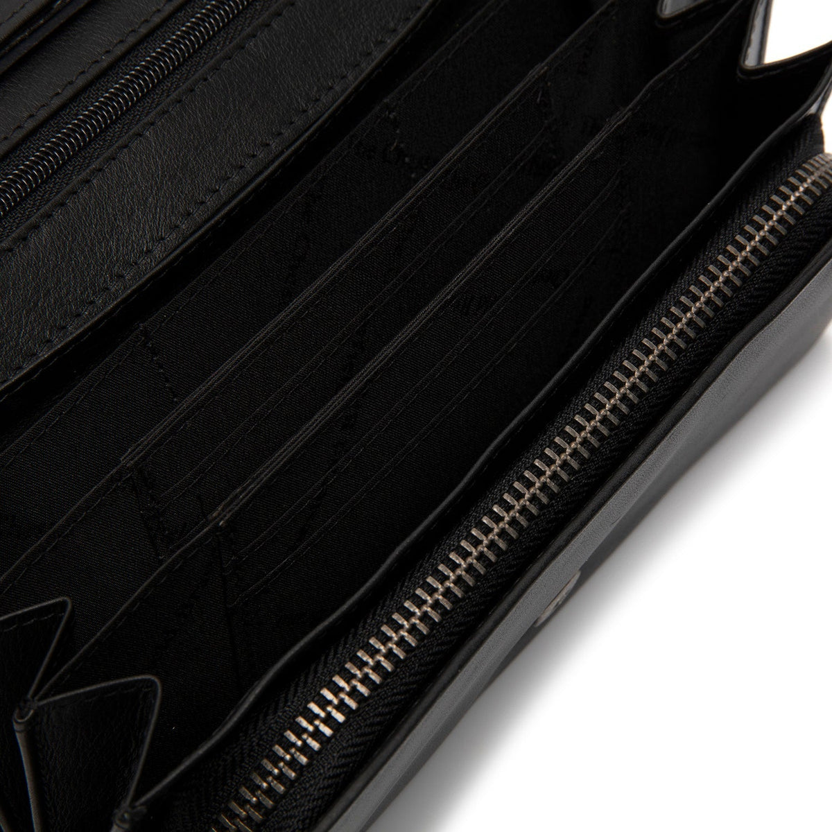 Solid Antique Brass Hardware &amp; Heavy-Duty Dual Zipper Detail on Arvento Full-Grain Leather Wallet til Kvinder