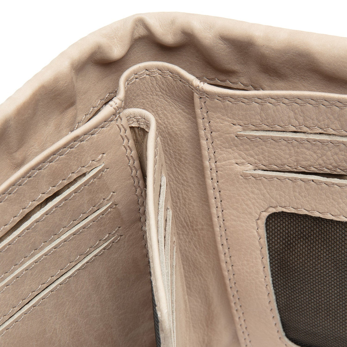 Solid Antique Brass Hardware &amp; Heavy-Duty Dual Zipper Detail on Mavona Full-Grain Leather Wallet til Kvinder