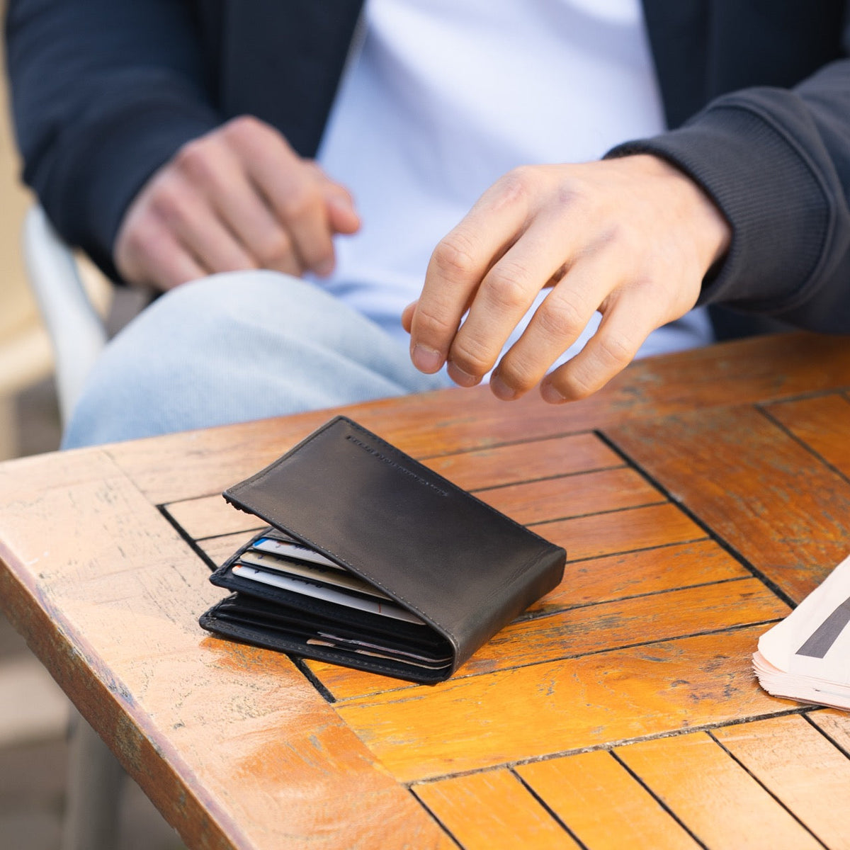 Ralph Full-Grain Leather Wallet til Mænd - Structured Side Profile Showing Gusset Depth &amp; Expansion Capacity
