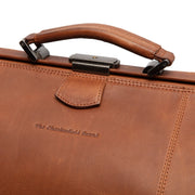 Corfu Full-Grain Leather Weekender Bag til Kvinder - Structured Side Profile Showing Gusset Depth &amp; Expansion Capacity