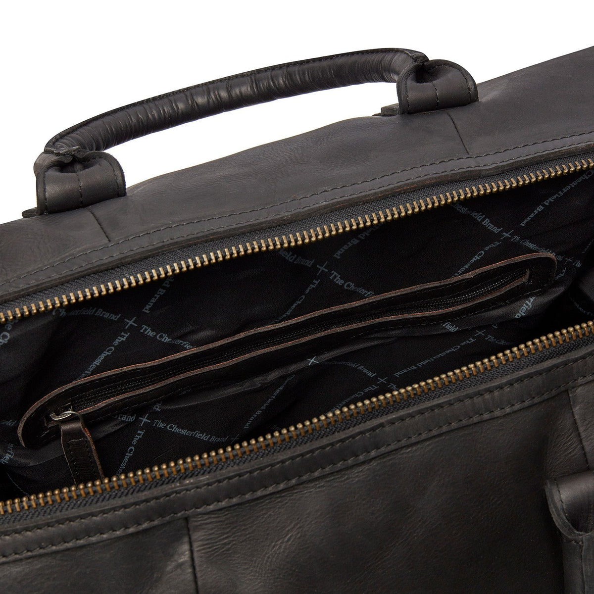 Solid Antique Brass Hardware &amp; Heavy-Duty Dual Zipper Detail on Portsmouth Full-Grain Leather Weekender Bag til Kvinder