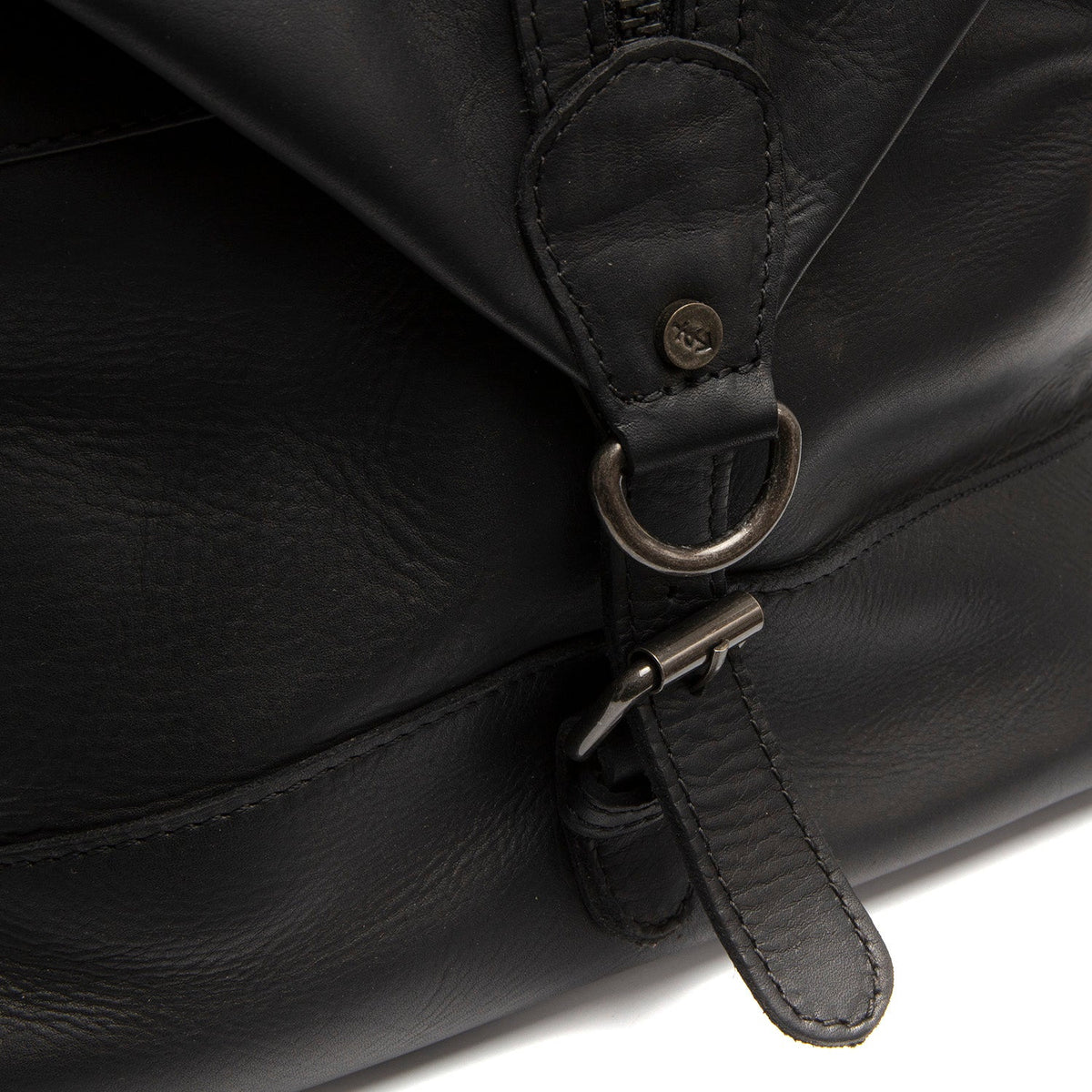 
Solid Antique Brass Hardware & Heavy-Duty Dual Zipper Detail on Portsmouth II Weekendtaske i læder