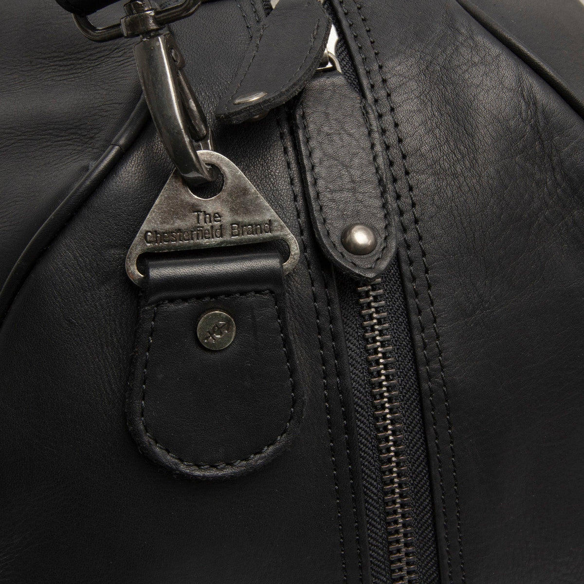Solid Antique Brass Hardware &amp; Heavy-Duty Dual Zipper Detail on Rivaro Full-Grain Leather Weekender Bag til Kvinder