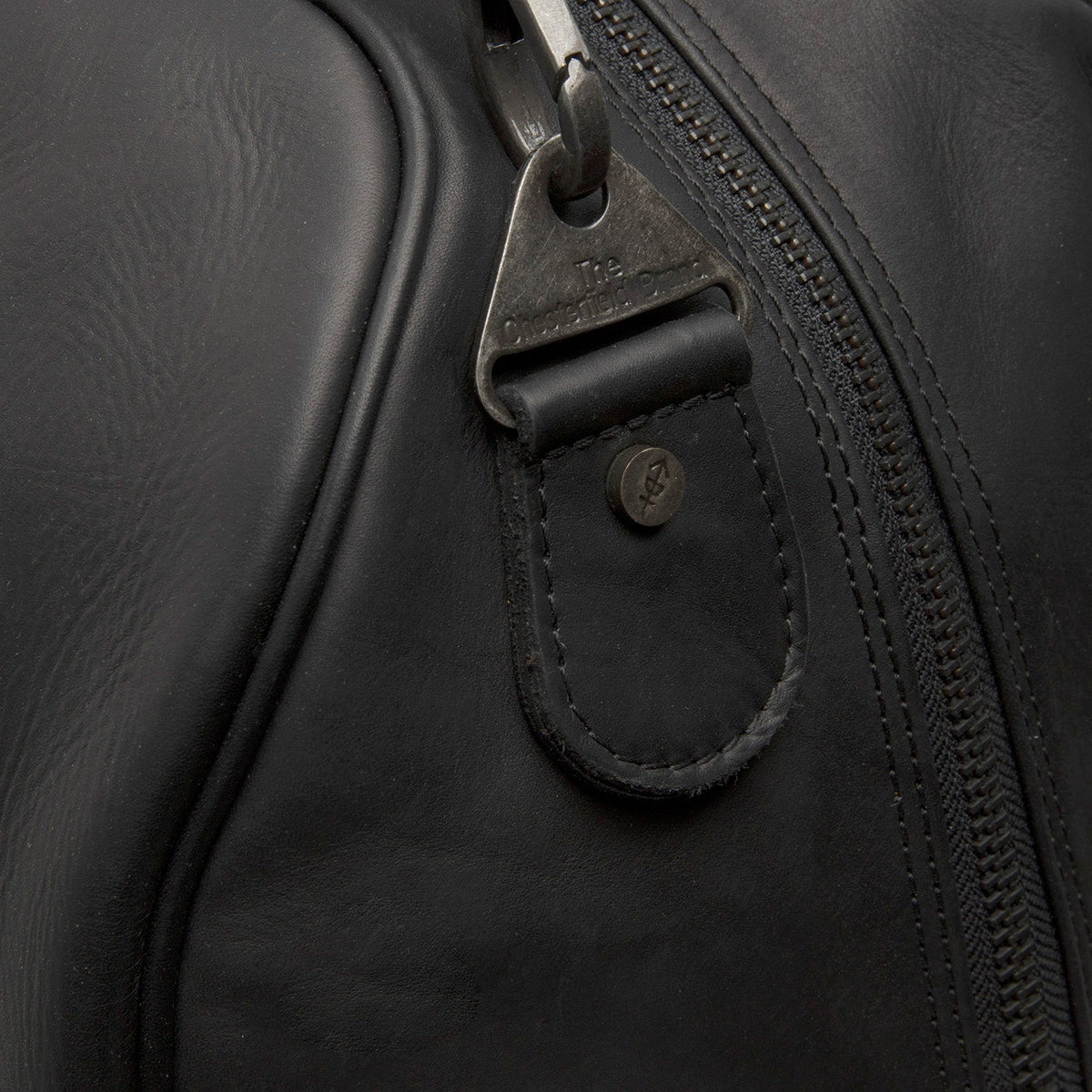 Solid Antique Brass Hardware &amp; Heavy-Duty Dual Zipper Detail on William Full-Grain Leather Weekender Bag til Kvinder