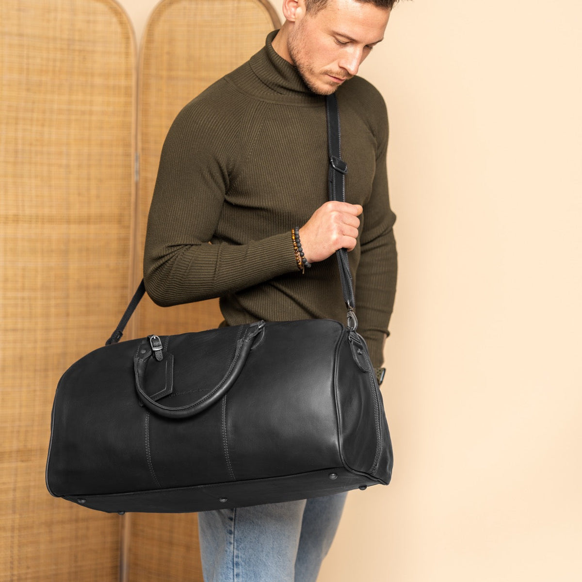 William Full-Grain Leather Weekender Bag til Kvinder - Structured Side Profile Showing Gusset Depth &amp; Expansion Capacity