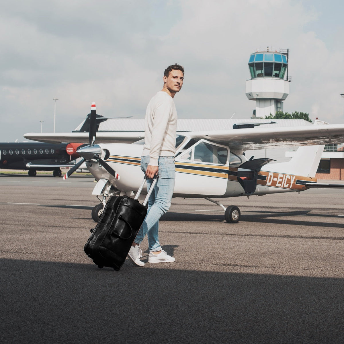 Leather Weekender Trolley Jayven til Kvinder - Structured Side Profile Showing Gusset Depth &amp; Expansion Capacity