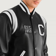 Close-Up Detail of Varsity &amp; Snap Button Hardware on Liberte California Sort Leather Varsity Læderjakke til Mænd
