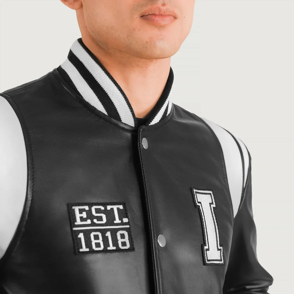 Close-Up Detail of Varsity &amp; Snap Button Hardware on Liberte Illinois Sort Leather Varsity Læderjakke til Mænd