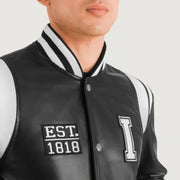 Close-Up Detail of Varsity &amp; Snap Button Hardware on Liberte Illinois Sort Leather Varsity Læderjakke til Mænd