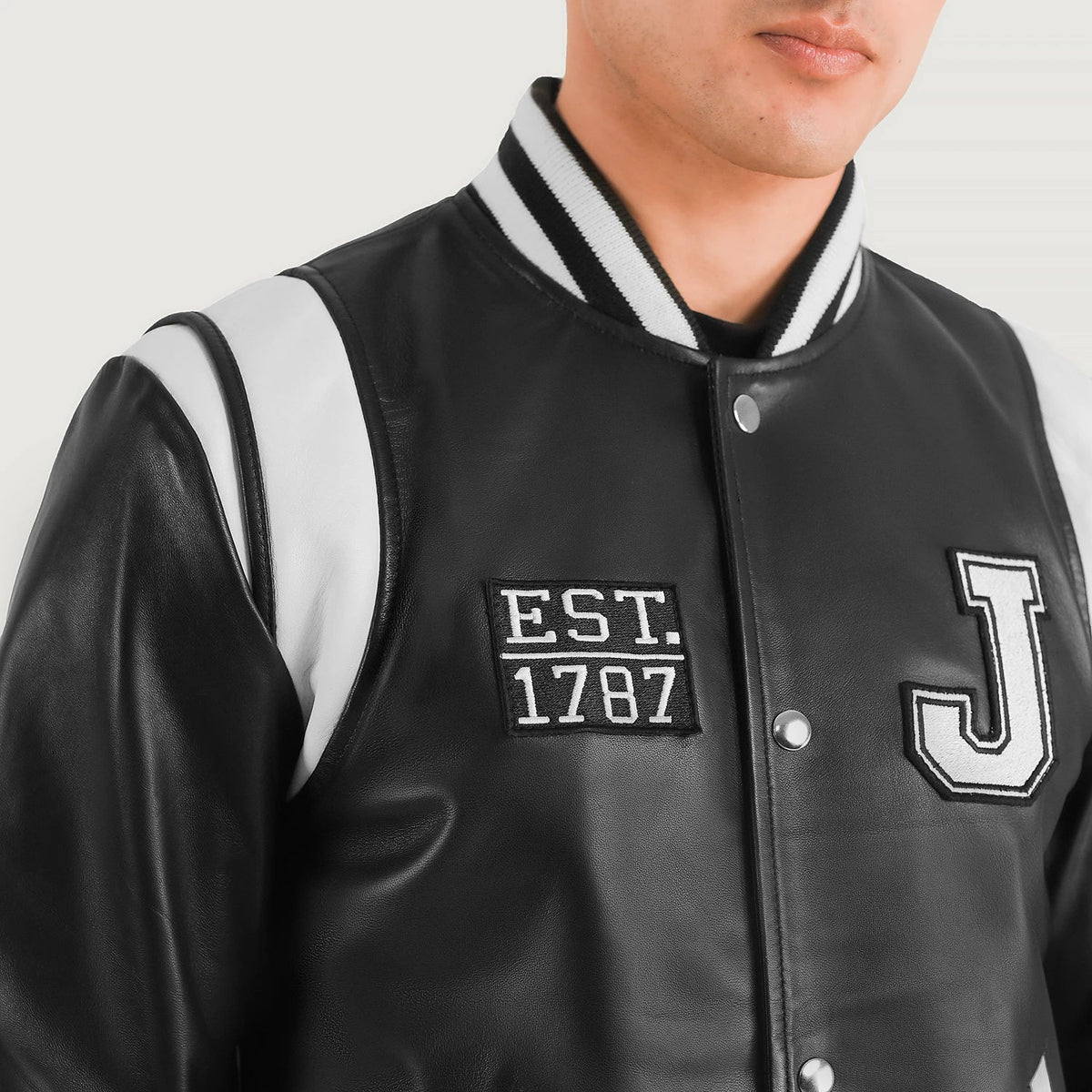 
Nærbillede of Varsity & Snap Button Hardware on Liberte New Jersey Sort Leather Varsity Læderjakke til Mænd