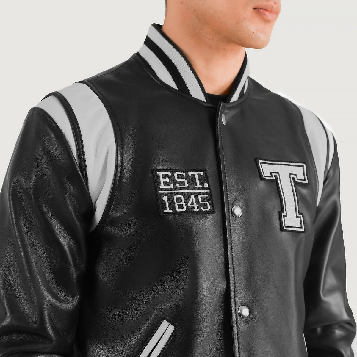 Close-Up Detail of Varsity &amp; Snap Button Hardware on Liberte Texas Sort Leather Varsity Læderjakke til Mænd