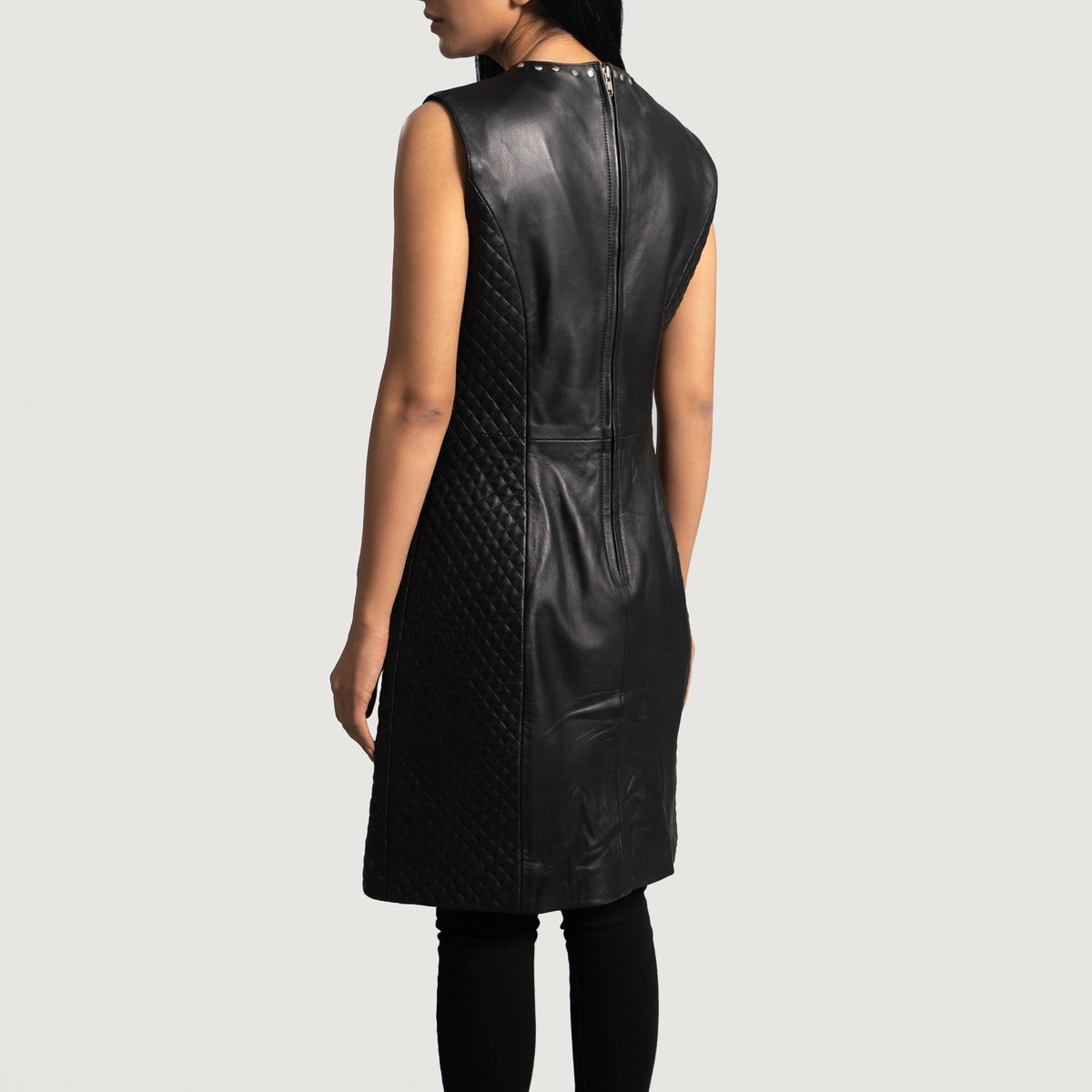 Women's Luxe Sort Leather Dress til Kvinder - Lateral Side Profile View Showing Sleeve Cut &amp; Athletic Taper Fit