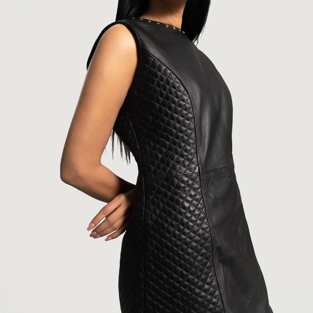Close-Up Detail of Classic Collar &amp; Zipper on back Hardware on Women's Luxe Sort Leather Dress til Kvinder