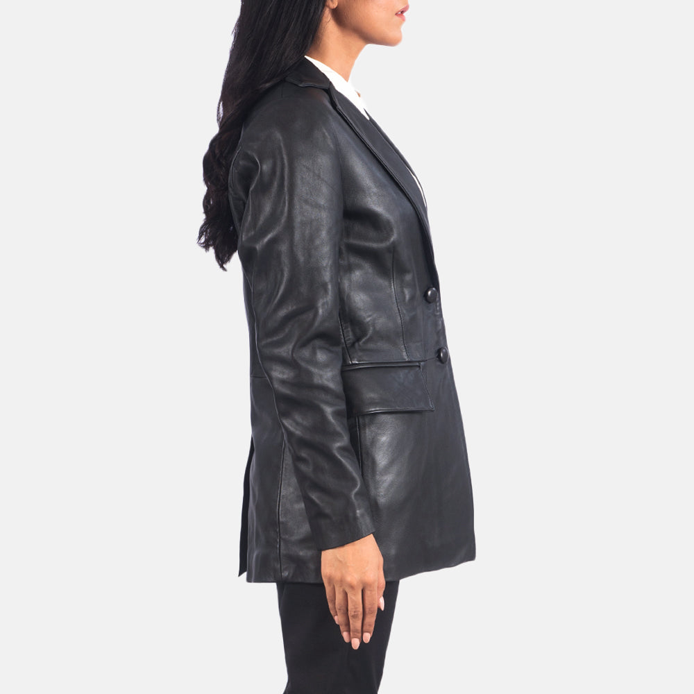 
På model:  Marilyn Tan Brown Leather Blazer på model med naturligt fald i dagslys