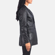 
På model:  Marilyn Tan Brown Leather Blazer på model med naturligt fald i dagslys