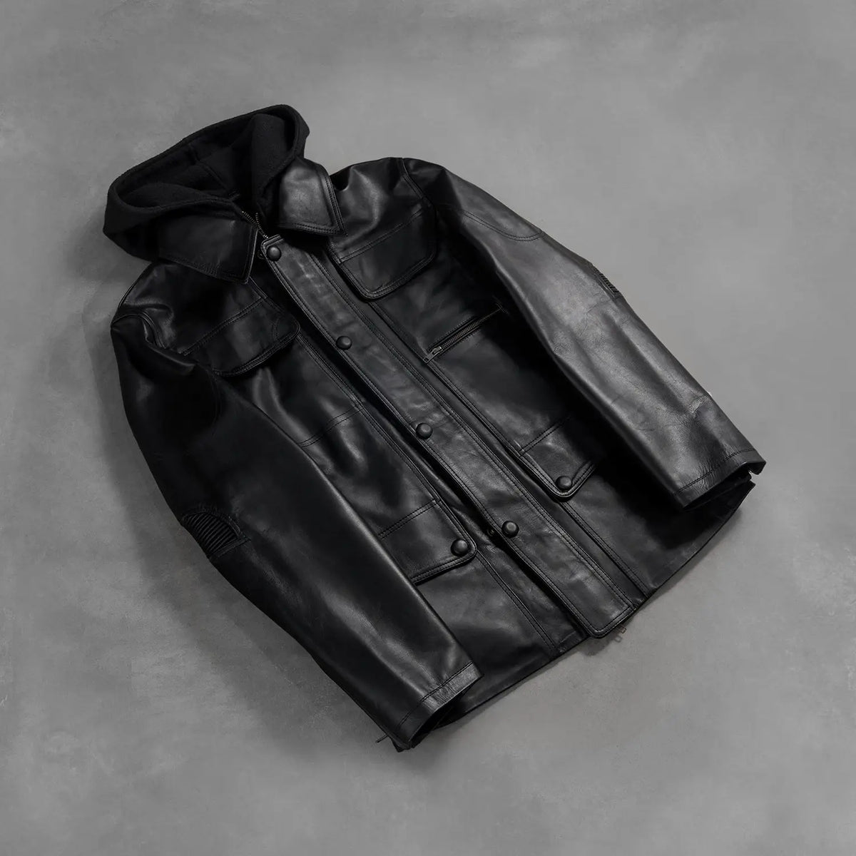 Zipper &amp; Hem Craftsmanship Construction Detail on Men's Moulder Hooded Sort Læderjakke til Mænd