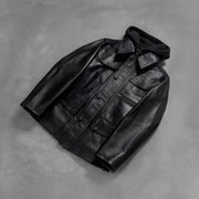 Styled Fit Perspective of Men's Moulder Hooded Sort Læderjakke til Mænd on Model - Natural Daylight Drape