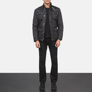 Men's Nelson Quilted Sort Windbreaker Læderjakke til Mænd - Lateral Side Profile View Showing Sleeve Cut &amp; Athletic Taper Fit