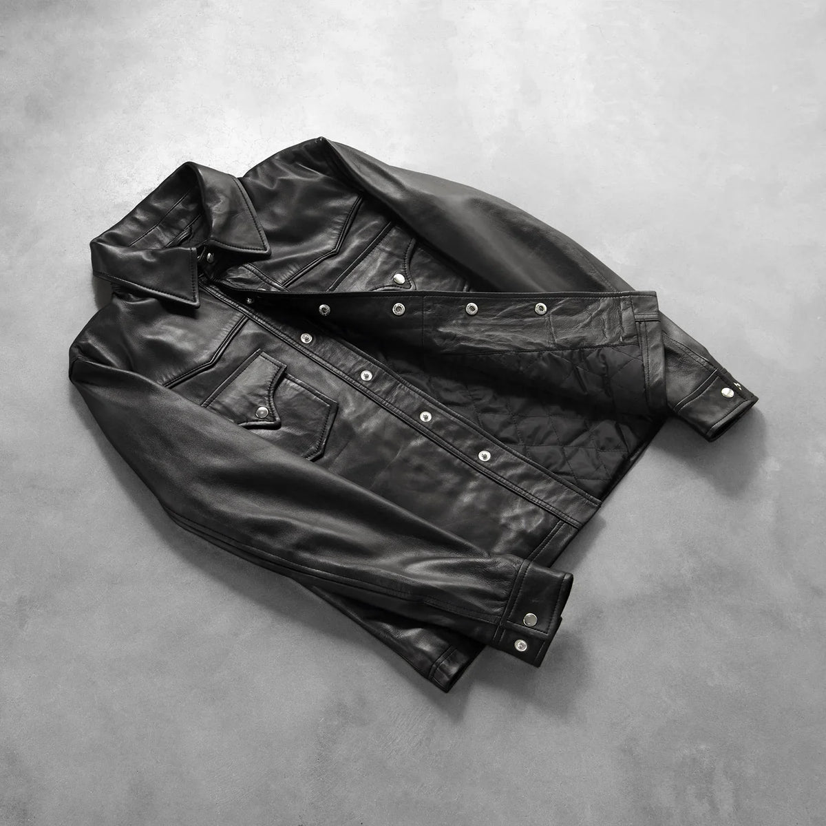 Button &amp; Hem Craftsmanship Construction Detail on Men's Ranchson Sort Leather Shirt til Mænd
