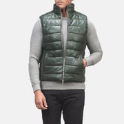 Close-Up Detail of Classic Collar &amp; Zipper with Dual Puller Hardware on Men's Reeves Green Leather Puffer Vest til Mænd