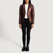 Close-Up Detail of Notch &amp; Button Hardware on Women's Ruby Metallic Maroon Leather Blazer til Kvinder