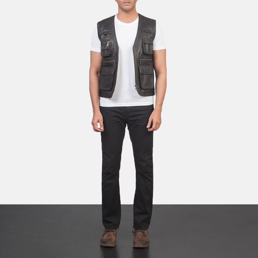 Men's Safari Brun Leather Vest til Mænd - Lateral Side Profile View Showing Sleeve Cut &amp; Athletic Taper Fit