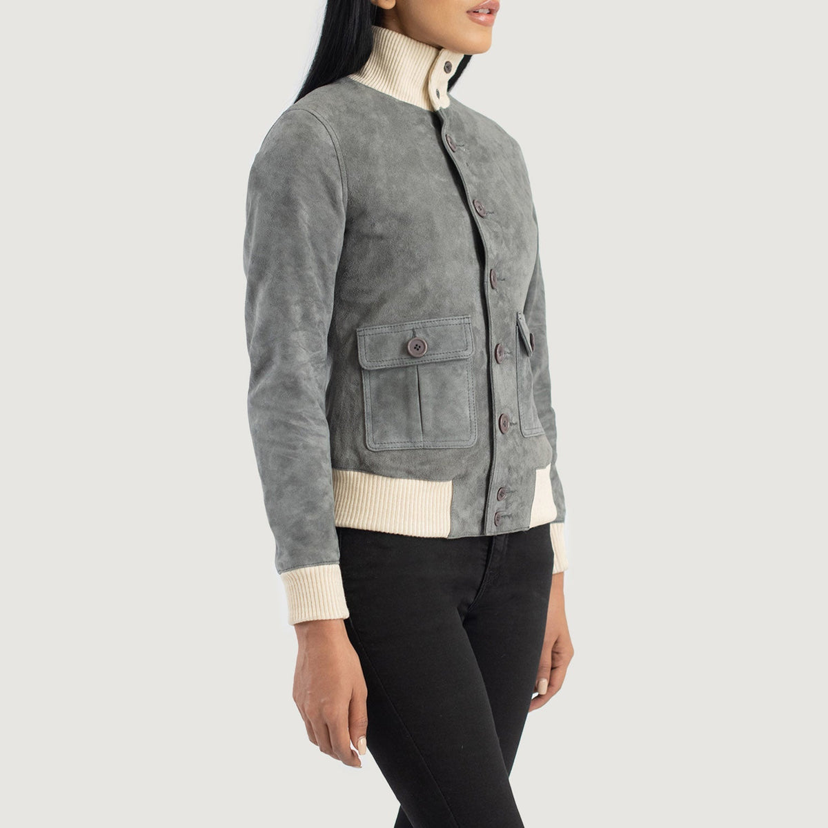 
På model:  Sasha A1 Black Suede Bomber Jacket på model med naturligt fald i dagslys