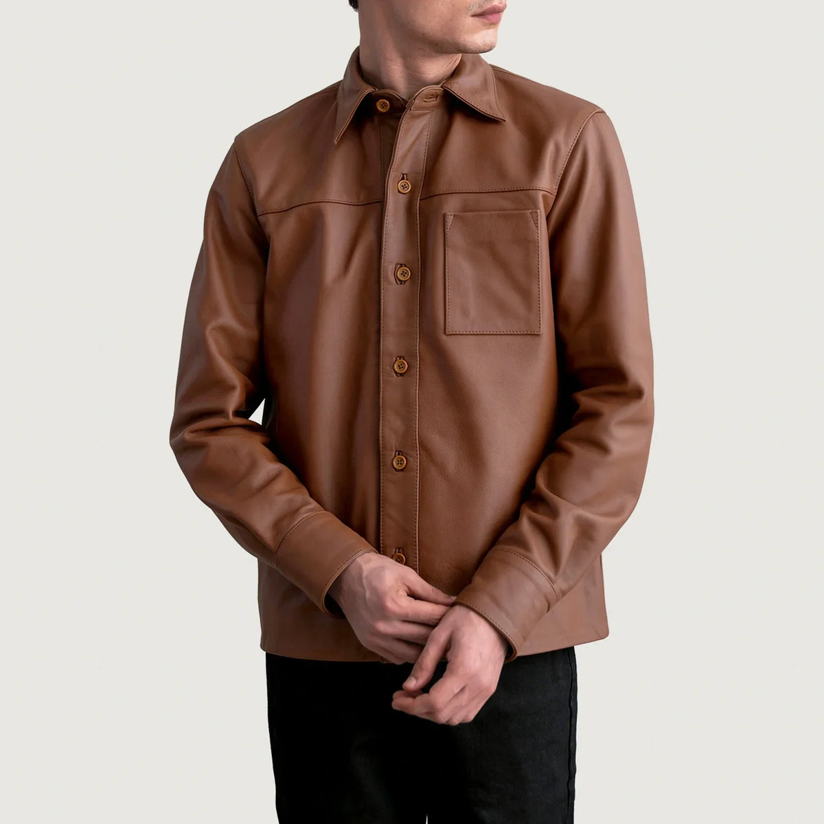 Scout Matte Brun Leather Shirt til Mænd - Lateral Side Profile View Showing Sleeve Cut &amp; Athletic Taper Fit