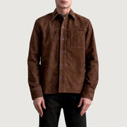 Scout Mocha Suede Leather Shirt til Mænd - Lateral Side Profile View Showing Sleeve Cut &amp; Athletic Taper Fit