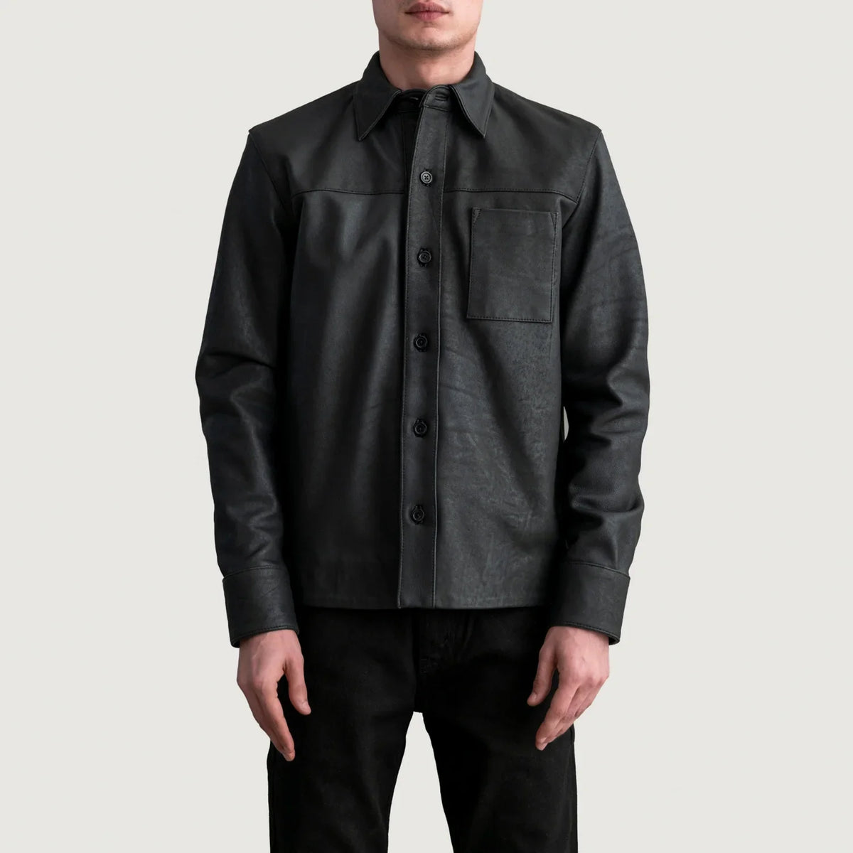 
Scout Tumbled Sort Leather Shirt til Mænd - Sideprofil med ergonomisk ærmesnit