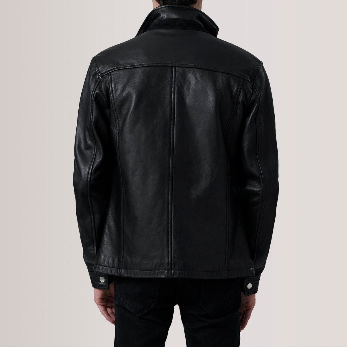 Close-Up Detail of Shirt &amp; Zipper Hardware on Sean Sort Leather Classic Læderjakke til Mænd For Men