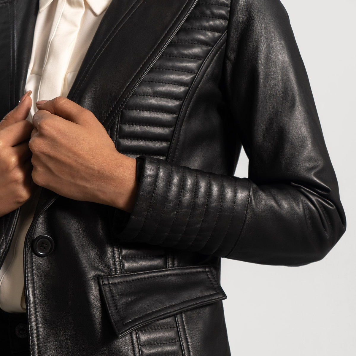 Women's Selina Sort Leather Blazer til Kvinder - Lateral Side Profile View Showing Sleeve Cut &amp; Athletic Taper Fit