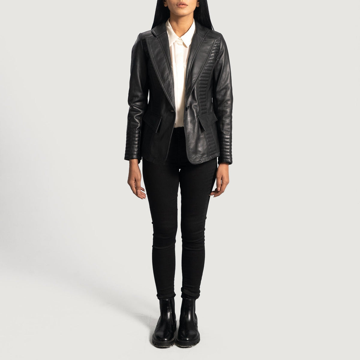 Close-Up Detail of Notch &amp; Button Hardware on Women's Selina Sort Leather Blazer til Kvinder