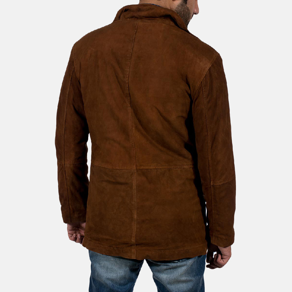 Close-Up Detail of High neck &amp; Zipper with Button Flap Hardware on Men's Sheriff Brun Suede Læderjakke til Mænd