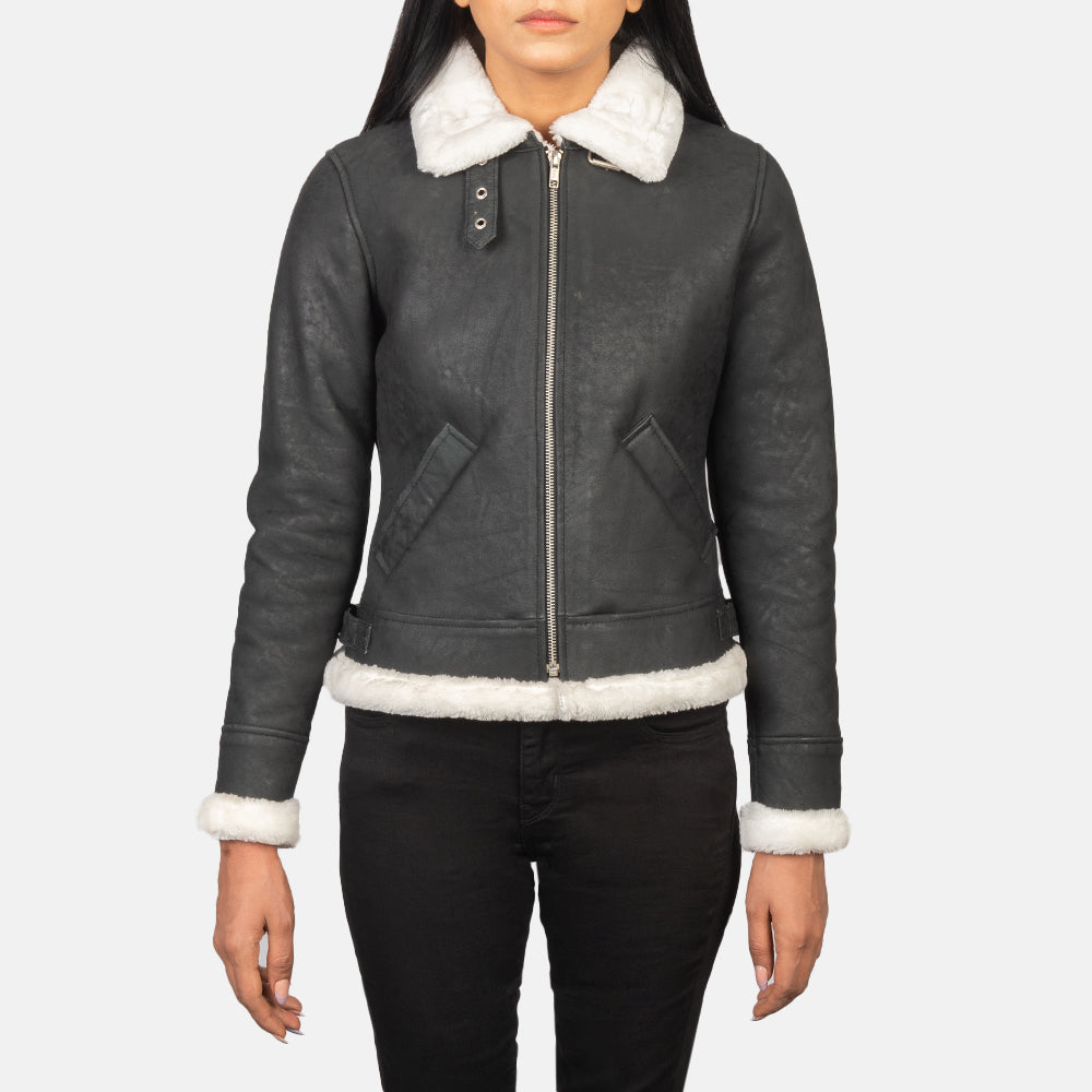 
På model:  Sherilyn B-3 Distressed Black Leather Bomber Jacket på model med naturligt fald i dagslys