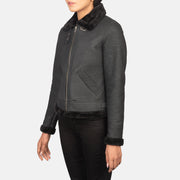 
Distressed Black Sheepskin Snuffed Bomber Jacket - Bagfra med tilpassede skuldre og ren kant