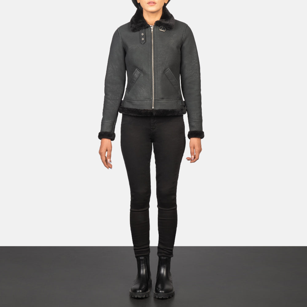 
Sherilyn B-3 Distressed Black Leather Bomber Jacket - Sideprofil med ergonomisk ærmesnit