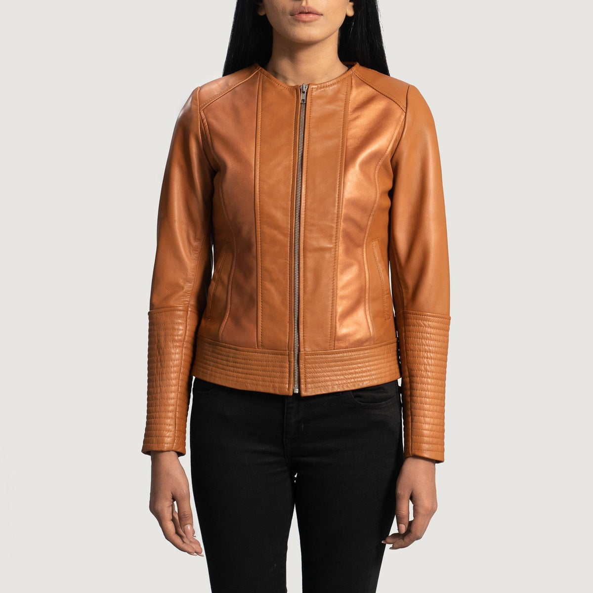 Close-Up Detail of Classic Collar &amp; Zipper Hardware on Women's Sleeky Clean Lys brun Læder Bikerjakke til Kvinder