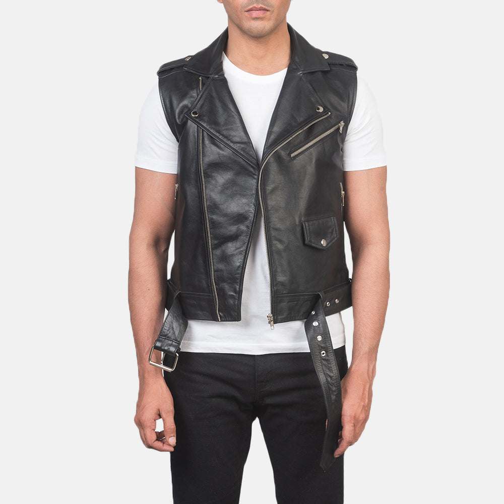 
Sullivan Sort Leather Biker Vest til Mænd in Black Cowhide Leather - Forfra med skræddersyet silhuet | Køb online