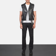 
Sullivan Sort Leather Biker Vest til Mænd - Sideprofil med ergonomisk ærmesnit